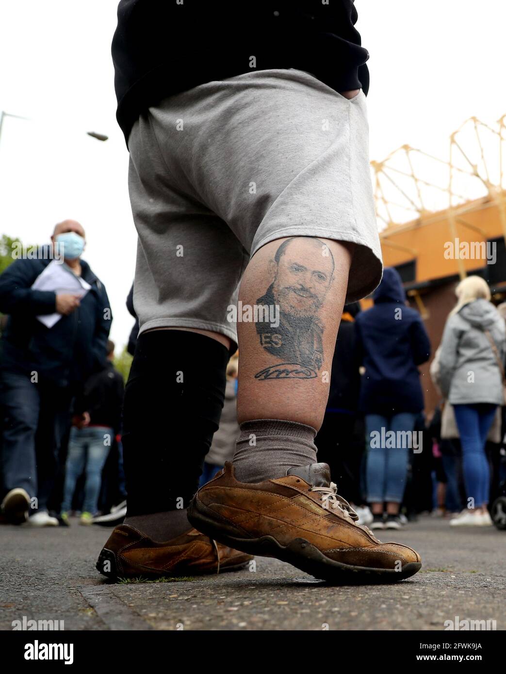 Ein Fan mit einer Tätowierung des Wolverhampton Wanderers Managers Nuno Espirito Santo auf seinem Bein, außerhalb des Stadions vor dem Premier League-Spiel im Molineux Stadium, Wolverhampton. Bilddatum: Sonntag, 23. Mai 2021. Stockfoto