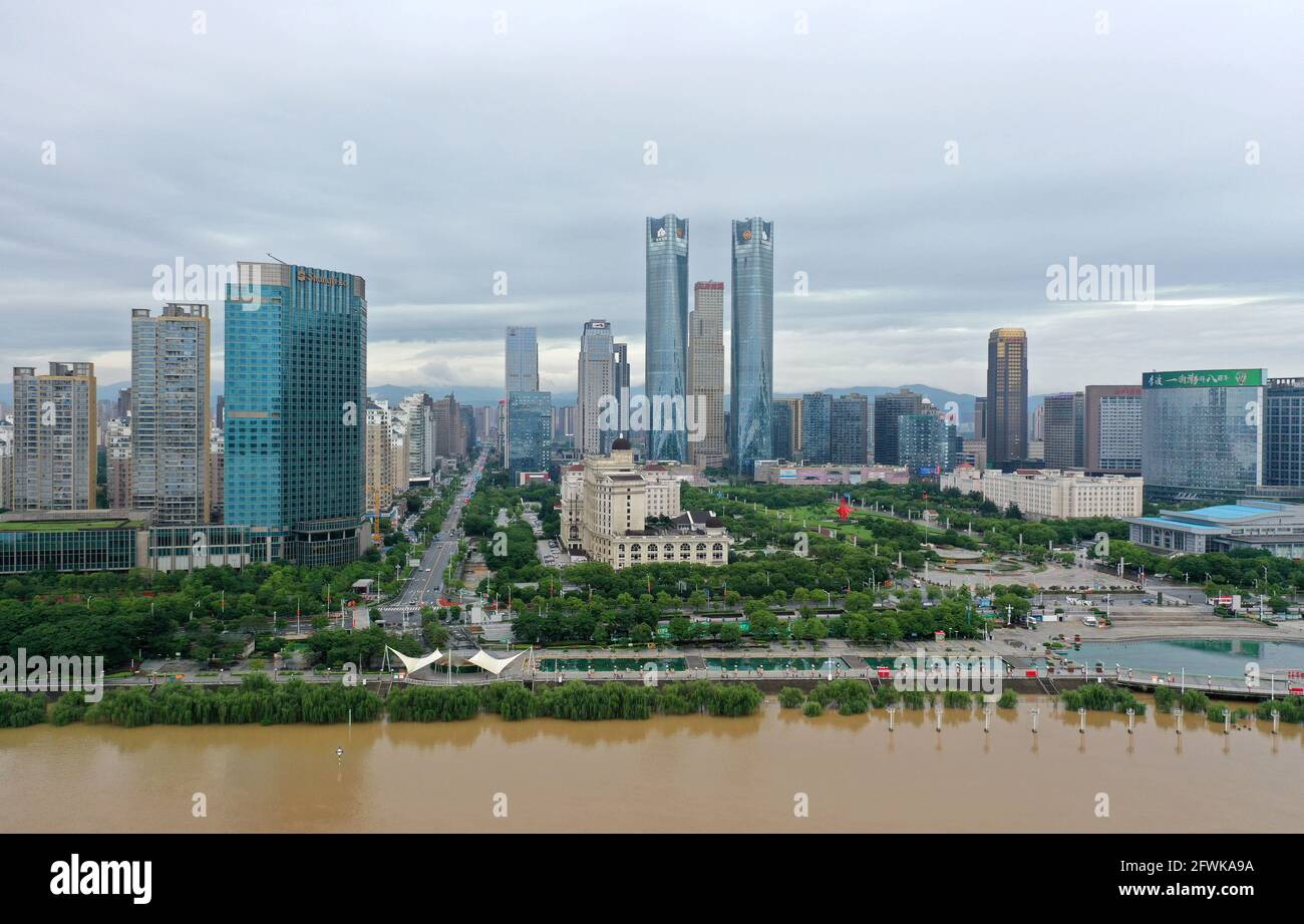 Nanchang. Mai 2021. Das Luftbild, das am 23. Mai 2021 aufgenommen wurde, zeigt Bäume, die im Wasser entlang des Ganjiang-Flusses in Nanchang, der ostchinesischen Provinz Jiangxi, eingetaucht sind. Der Wasserstand des Ganjiang Flusses ist aufgrund des sintflutartigen Regens gestiegen. Quelle: Peng Zhaozhi/Xinhua/Alamy Live News Stockfoto