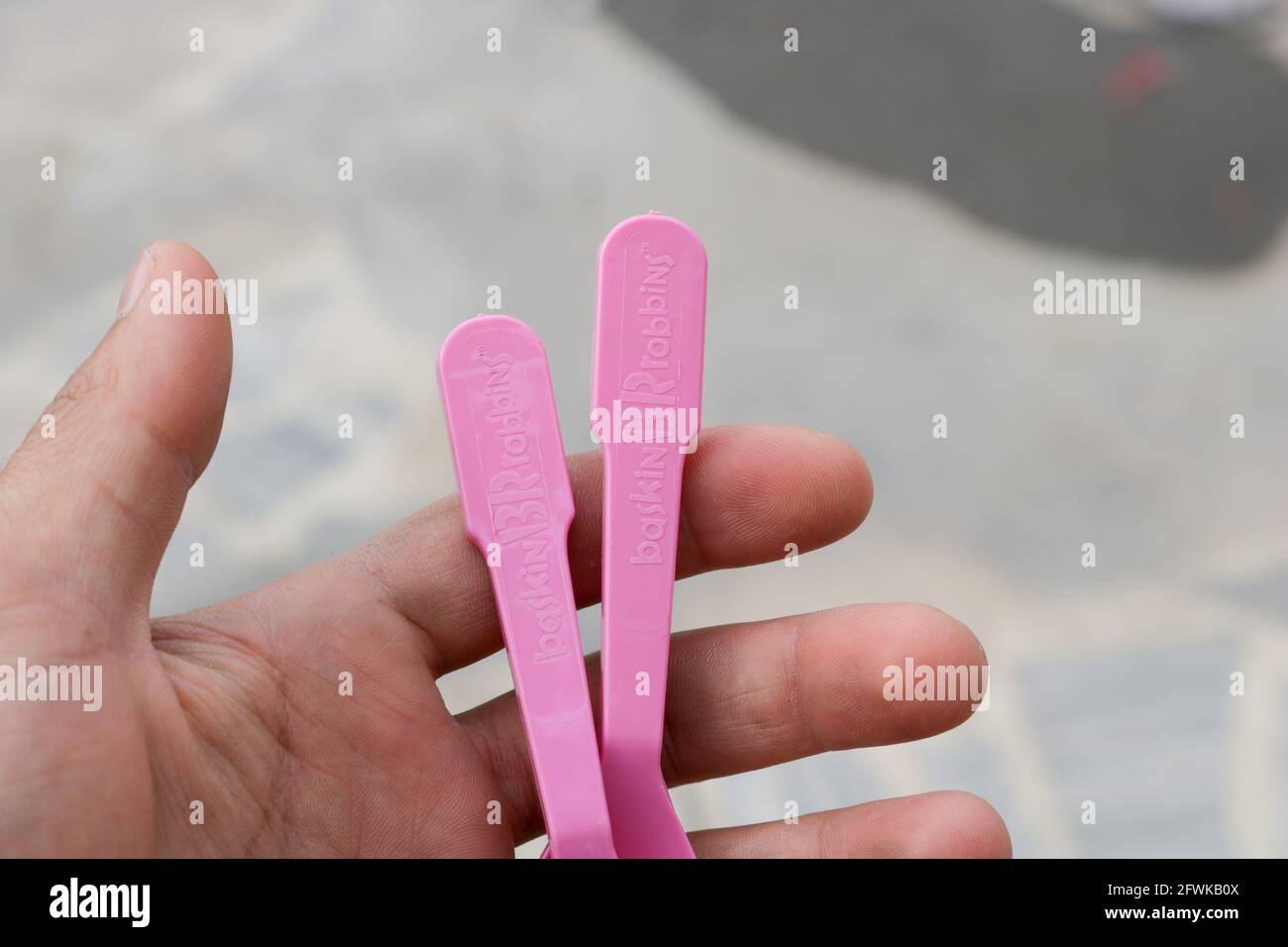 Lahore, Punjab, Pakistan - 2. April 2021: Plastiklöffel in der Hand von Baskin Robbins Stockfoto