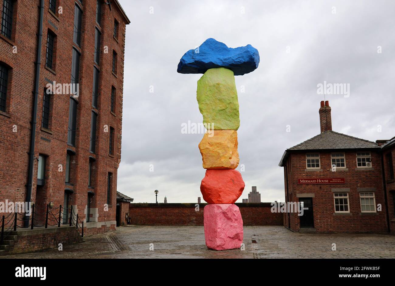 Kunstwerke von Ugo Rondinone aus dem Liverpool Mountain im Mermaid Courtyard Neben der Tate Liverpool Stockfoto