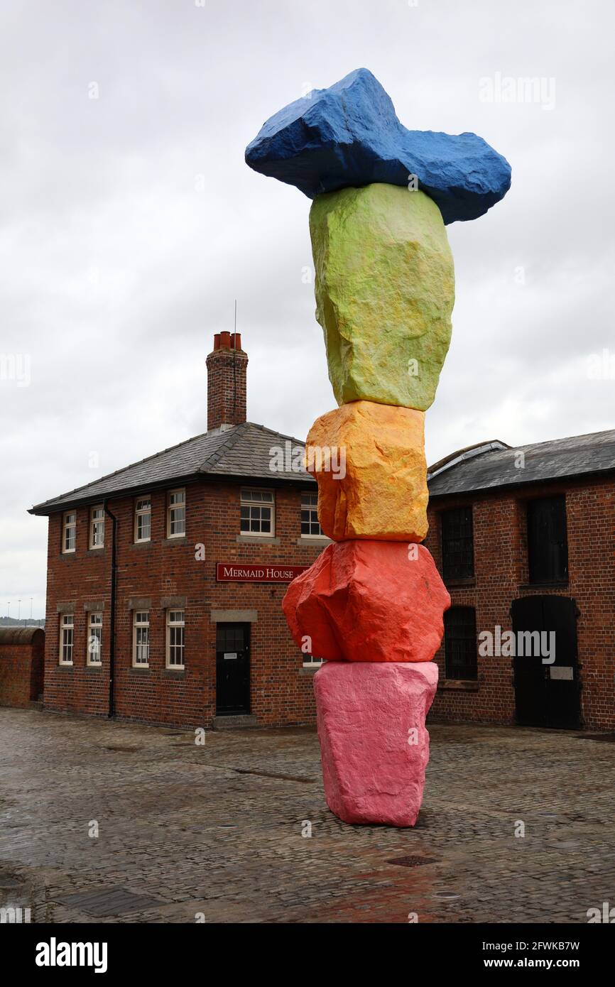 Kunstwerke von Ugo Rondinone aus dem Liverpool Mountain im Mermaid Courtyard Neben der Tate Liverpool Stockfoto