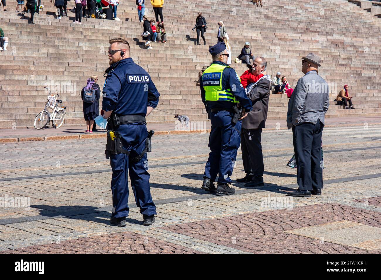 Die Polizei verhandelt mit dem Vertreter pro-palästinensischer Demonstranten in Helsinki, Finnland Stockfoto