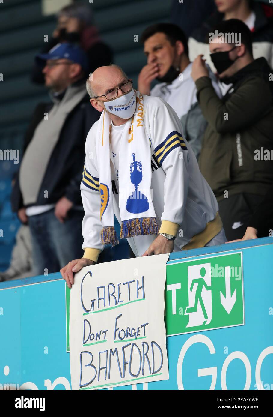Wiederkehrende Fans füllen die Tribüne vor dem Premier League-Spiel in der Elland Road, Leeds. Bilddatum: Sonntag, 23. Mai 2021. Stockfoto