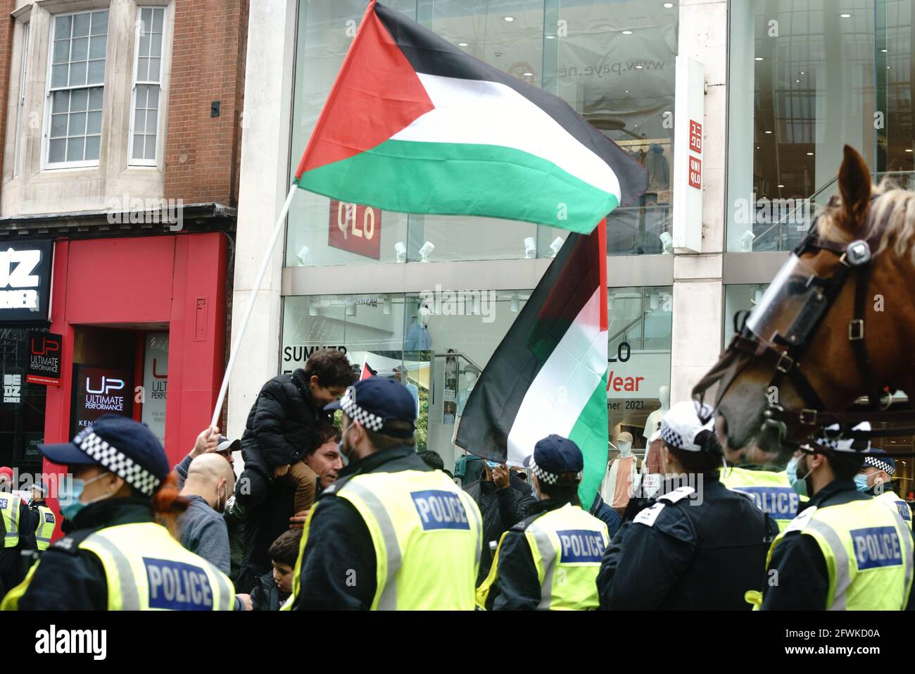 23. Mai London, Großbritannien Sonntag, 23. Mai die Polizei bildet eine Blockade, um eine Gruppe von Palästinensern von der Kundgebung „Solidarität mit Israel“ zu trennen, die zur Unterstützung Israels organisiert wird. Kredit: Bridget Catterall/Alamy Live Nachrichten Stockfoto