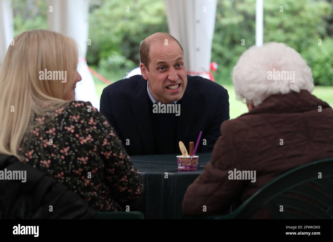Der Duke of Cambridge plaudert mit Betty Magee (96) und ihrer Enkelin Kimberley Anderson während eines Besuchs im QueenÕs Bay Lodge Care Home in Edinburgh, Das wird von der Church of Scotland über Cross Reach betrieben, um sich mit Mitarbeitern, Bewohnern und Familien zu treffen, um über die Auswirkungen von COVID-19 auf das Haus zu erfahren. Bilddatum: Sonntag, 23. Mai 2021. Stockfoto