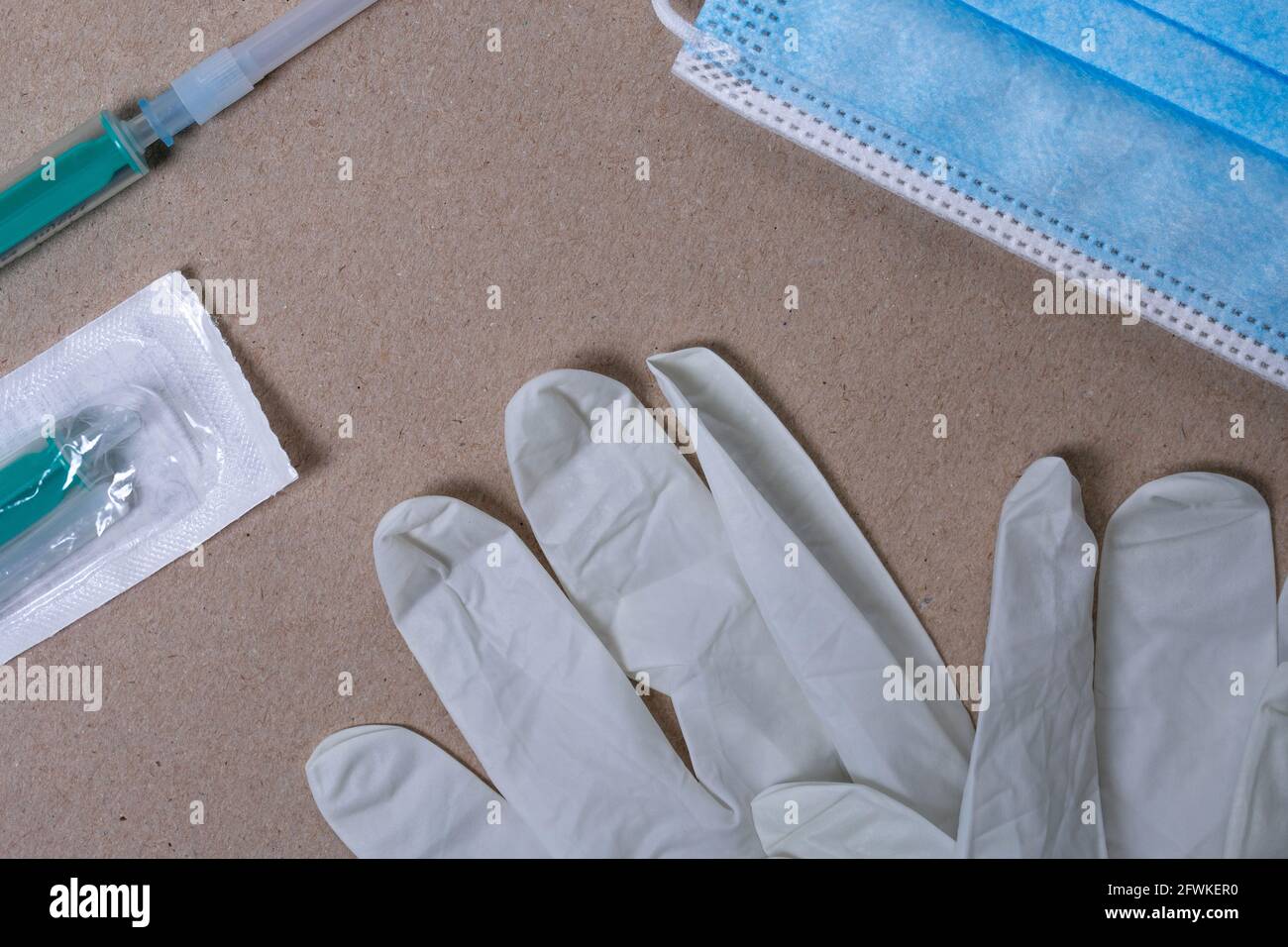 Foto mit medizinischen Gegenständen, Maske, Spritze und Handschuhen. Stockfoto