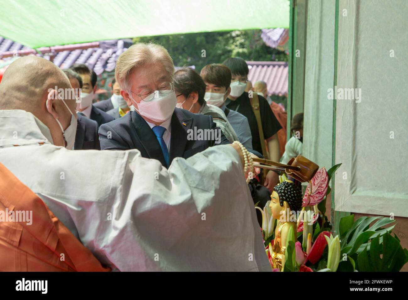 Namyangju, Südkorea. Mai 2021. Lee Jae-Myung (C), südkoreanischer Gouverneur von Gyeonggi, nimmt an einer Zeremonie zur Feier des Geburtstages von Buddha im Bongseonsa-Tempel Teil. Lee Jae-Myung ist derzeit Spitzenreiter unter den potenziellen Präsidentschaftskandidaten der regierenden Demokratischen Partei. Die nächsten Präsidentschaftswahlen in Südkorea sind für den 9. März 2022 geplant. (Foto von Jaewon Lee/SOPA Images/Sipa USA) Quelle: SIPA USA/Alamy Live News Stockfoto