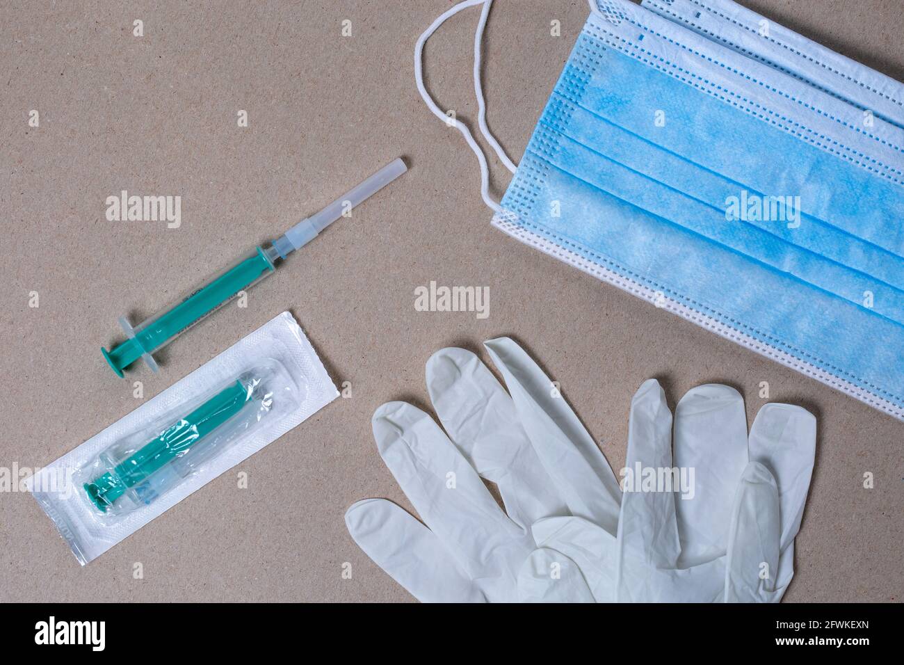 Foto mit medizinischen Gegenständen, Maske, Spritze und Handschuhen. Stockfoto