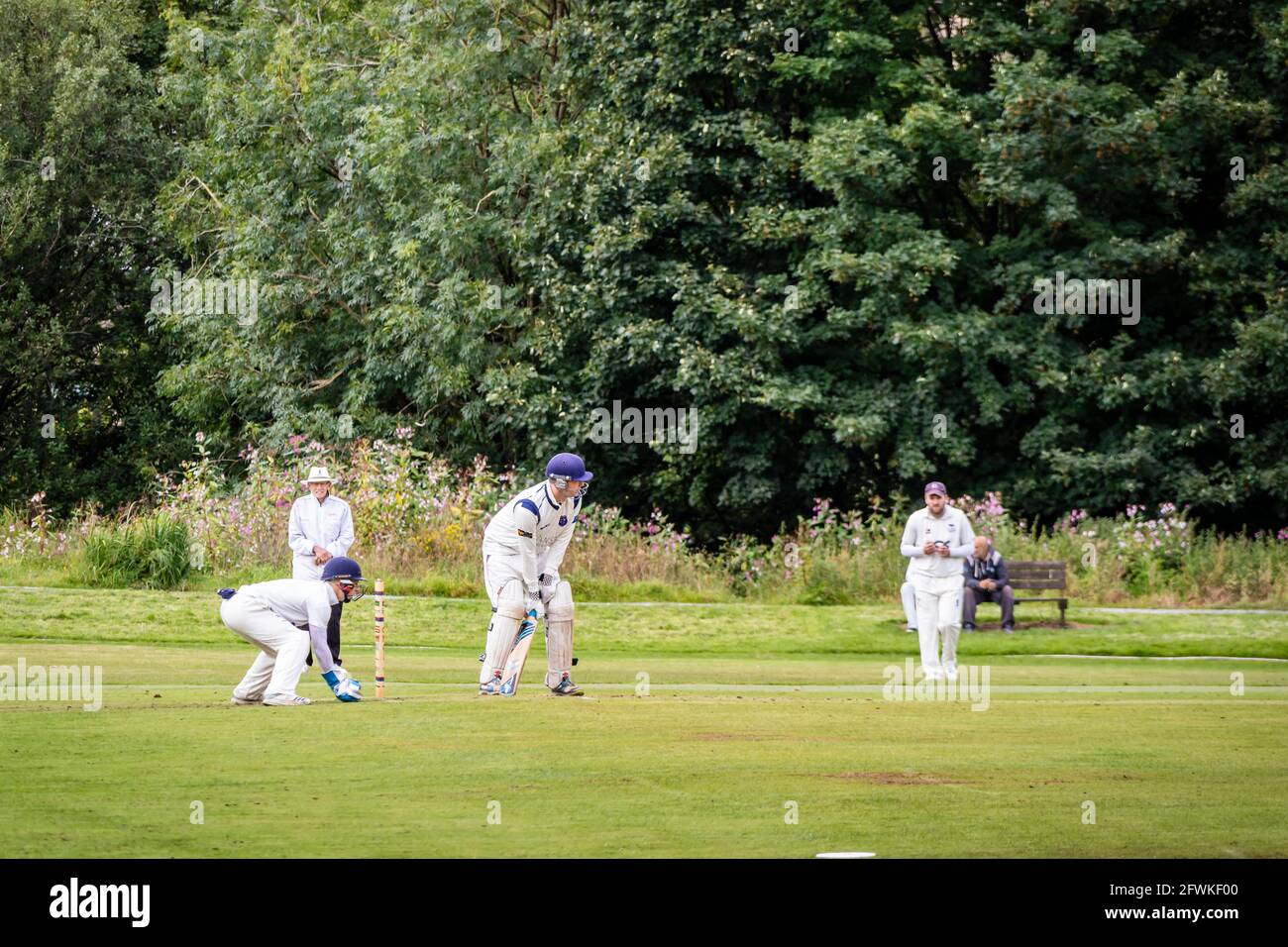 Cricket-Spiel im Dorf Cricket Club, Batsman Bowler Aktion. Stockfoto
