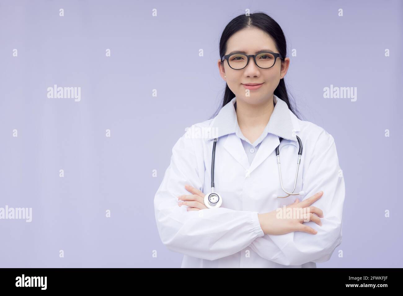 Porträt einer Ärztin, die im Krankenhaus steht Stockfoto
