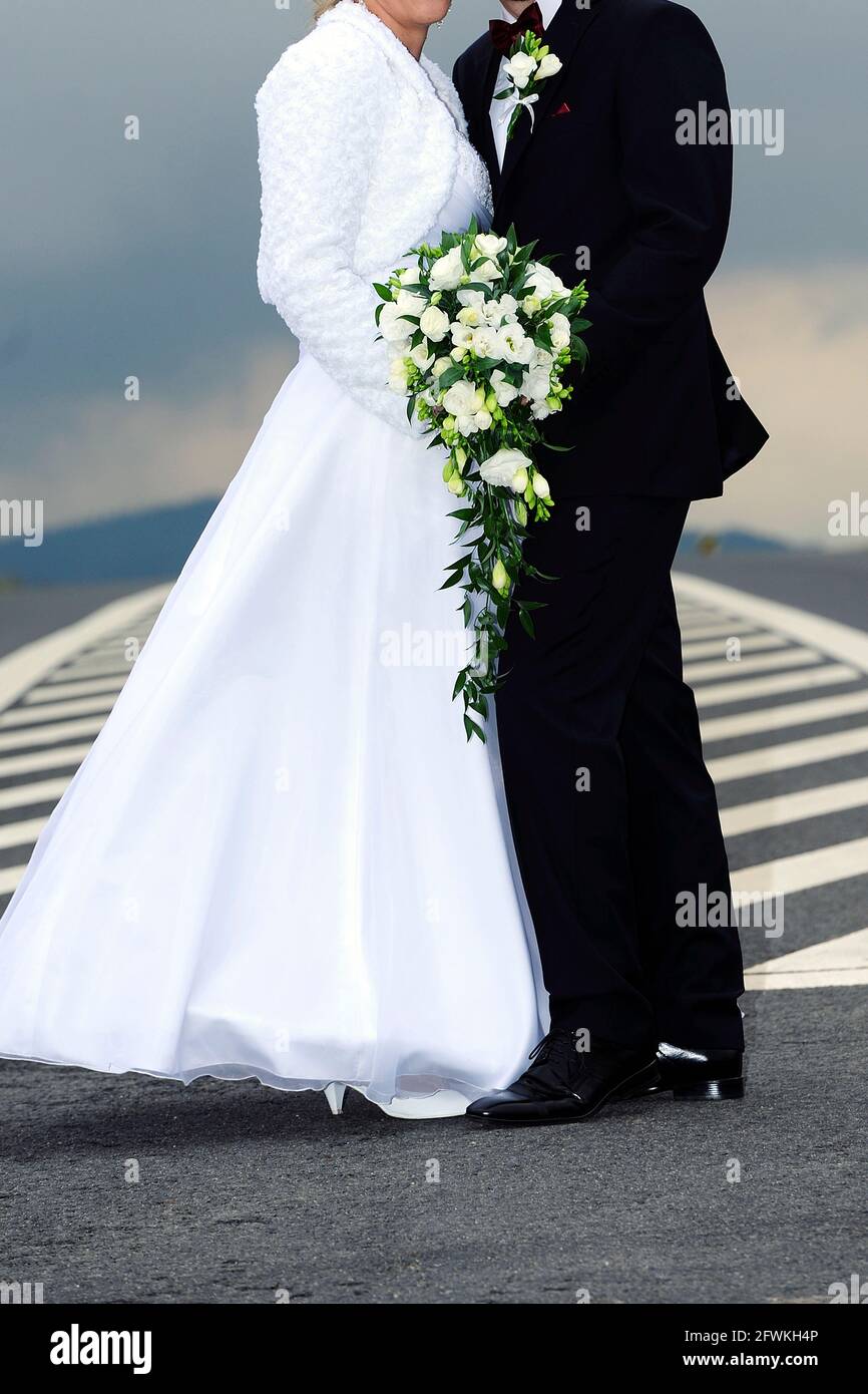 Paar am Hochzeitstag, zwei, Menschen, im Freien, Glück, lächelnd, Mann, Frauen, Brücke, Aktivität, Erwachsene, anhänglich, Braut, fröhlich, kreisenden Stockfoto