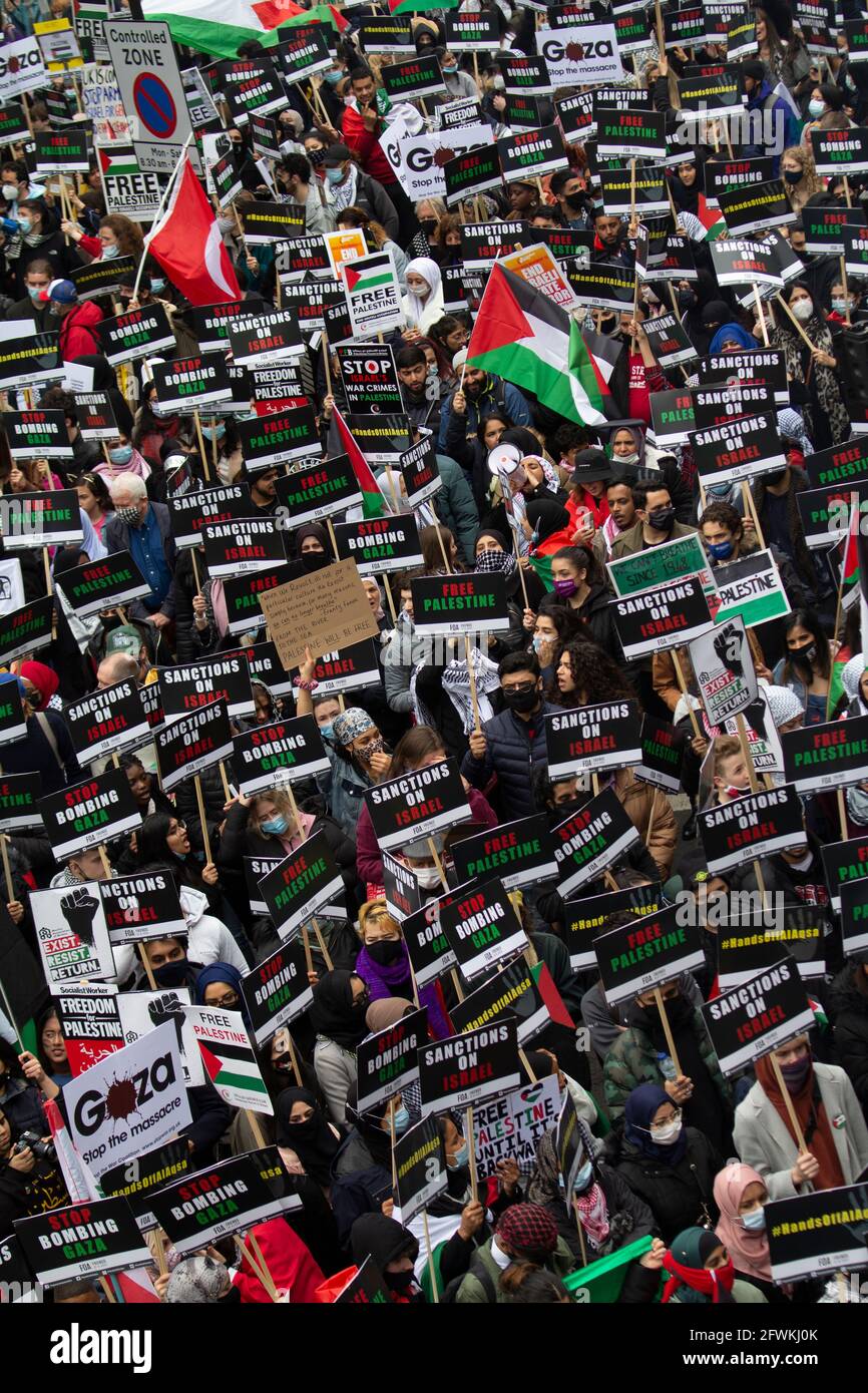 22/05/2021 Palästina-solidaritätsmarsch Londoner Demonstranten nehmen an einem Demonstration in London, um gegen den jüngsten israelischen Bombenanschlag zu protestieren Kampagne Stockfoto