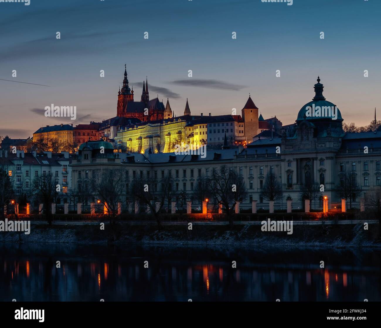 Prager Burg bei Nacht, Prag, Tschechische Republik. Stockfoto