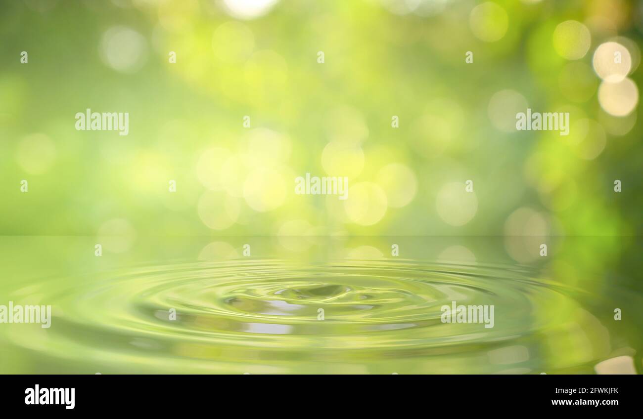Grüner Wassertropfen Hintergrund in der Natur Stockfoto