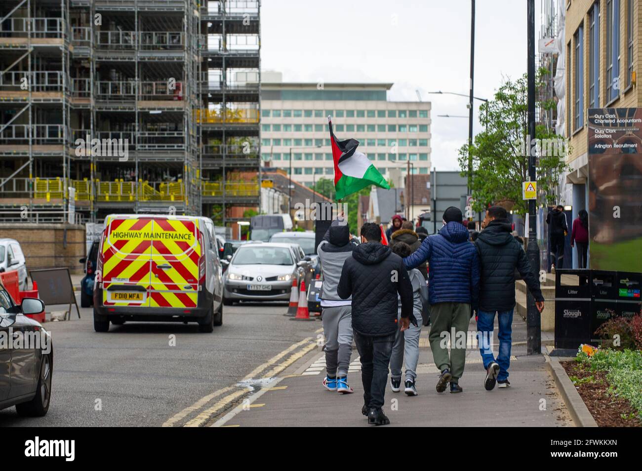 Slough, berkshire, Großbritannien. Mai 2021. Eine große Gruppe von Demonstranten versammelten sich heute Nachmittag vor den Büros des Slough Council zu einem friedlichen Protest gegen das Freie Palästina. Zwei Mitglieder der Polizei von Thames Valley waren anwesend. Quelle: Maureen McLean/Alamy Live News Stockfoto