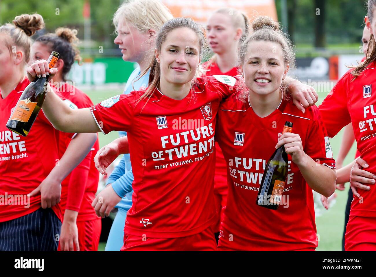 Enschede Niederlande 23 Mai Marisa Olislagers Vom Fc Twente Romy Speelman Vom Fc Twente Wahrend Der Play Offs Eredivisie Vrouwen Spiel Zwischen Dem Fc Twente Und Ado Den Haag Am Sportcampus Diekman Am