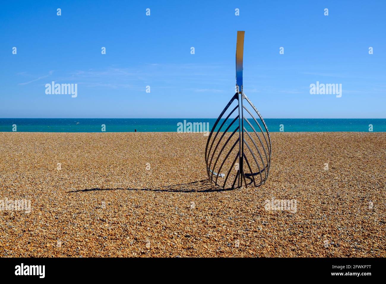 Staycation Idee. Die Landing Sculpture, das Prow eines normannischen Longboots, von Leigh Dyer, Hastings Beach, Hastings, East Sussex, England, Vereinigtes Königreich Stockfoto