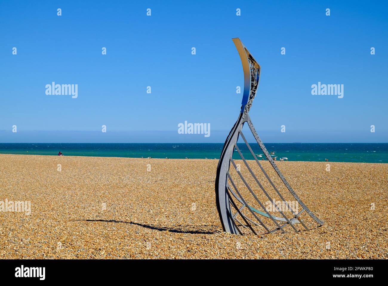 Staycation Idee. Die Landing Sculpture, das Prow eines normannischen Longboots, von Leigh Dyer, Hastings Beach, Hastings, East Sussex, England, Vereinigtes Königreich Stockfoto