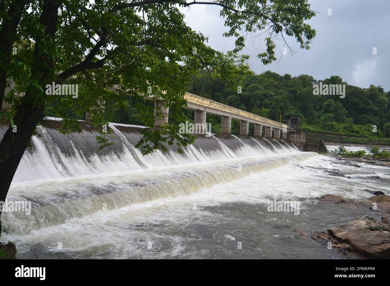 Perunthenaruvi Wasserfälle am Ufer des Pamba Flusses, Pathanamthitta, Kerala, Indien. Stockfoto