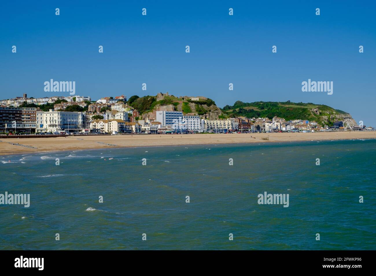 Staycation Idee. Hastings Küste vom Hastings Pier aus gesehen. East Sussex, England, Großbritannien. Stockfoto