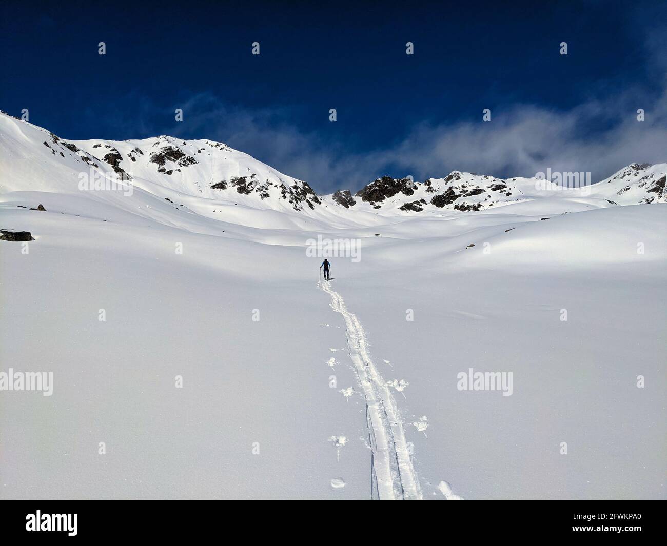 SKIMO Bergsteigen in den Bergen von Davos. Schöner sonniger Tag im Freien in den schweizer Bergen. Wintersport-Piste Stockfoto