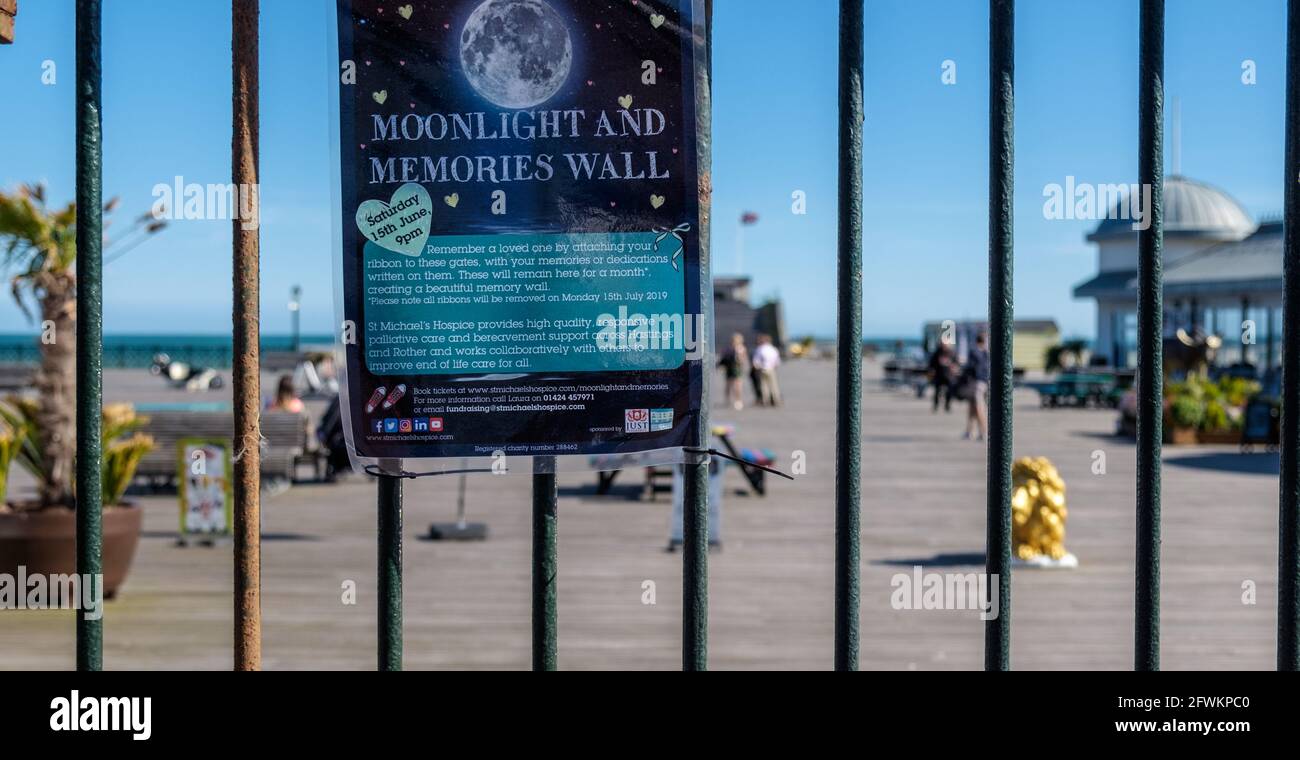 Melden Sie sich am Hastings Pier für die Moonlight Memories Wall an, an der Bänder gebunden wurden, um sich an die Angehörigen zu erinnern. St. Michael's Hospice Moonlight Walk 06-2019 Großbritannien. Stockfoto
