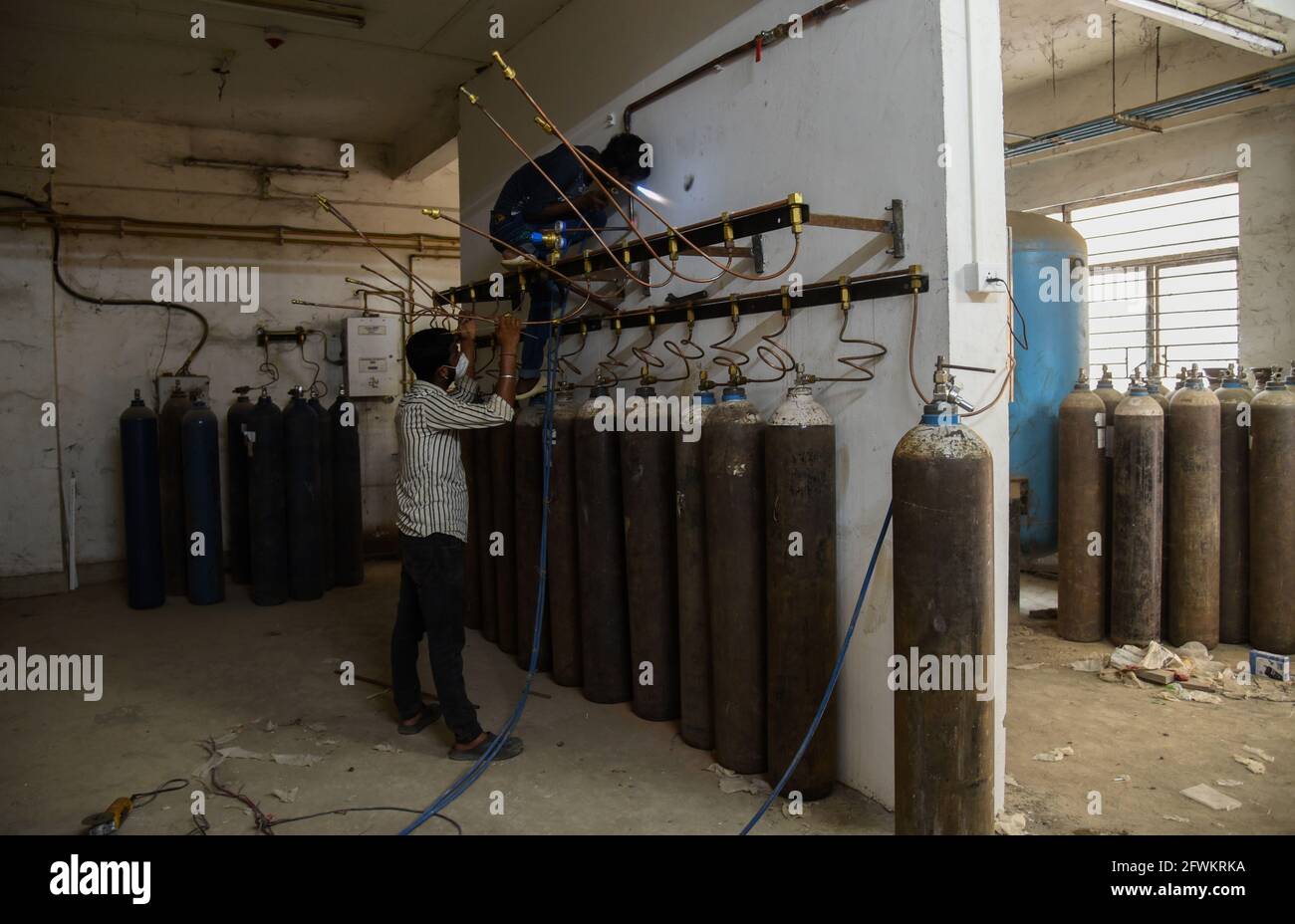 Guwahati, Indien. Mai 2021. Mitarbeiter einer Sauerstofftankstelle am Gauhati Medical College and Hospital in Guwahati, Indien, am 23. Mai 2021. Städte und Städte Indiens hatten Schwierigkeiten, COVID-19-Coronavirus-Patienten unter einem schweren Sauerstoffmangel beim Atmen zu halten. Quelle: David Talukdar/ZUMA Wire/Alamy Live News Stockfoto