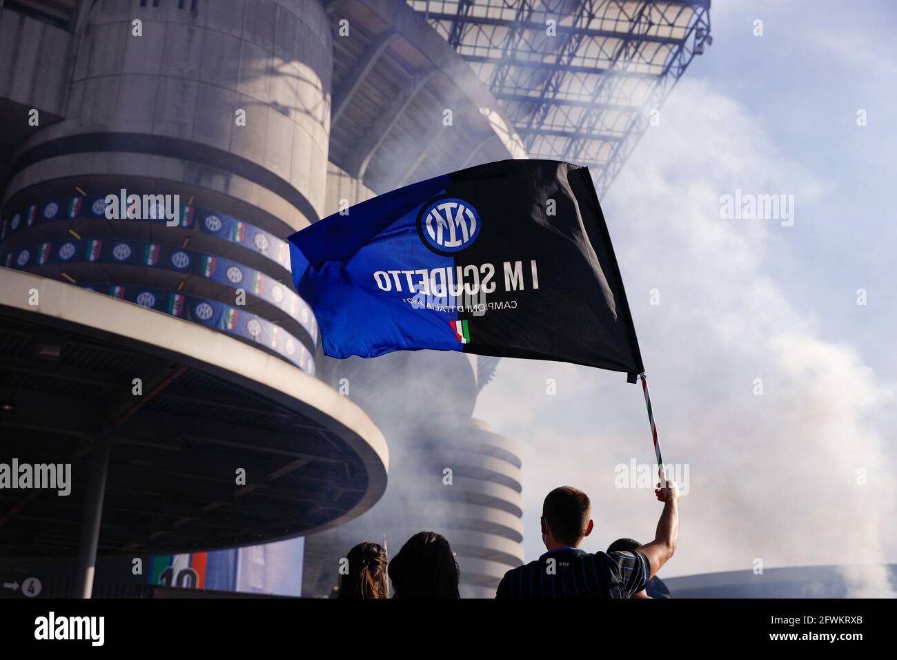 San Siro Stadion, Mailand, Italien, 23. Mai 2021, FC Internazionale Fans feiern den 19. Scudetto außerhalb des Stadions während Inter - FC Internazionale gegen Udinese Calcio, Italienischer Fußball Serie A Spiel - Foto Francesco Scaccianoce / LM Stockfoto