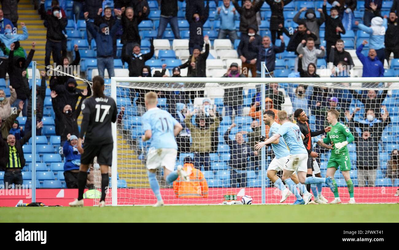 Sergio Aguero von Manchester City feiert das vierte Tor seiner Spielmannschaft während des Spiels in der Premier League im Etihad Stadium, Manchester. Bilddatum: Sonntag, 23. Mai 2021. Stockfoto