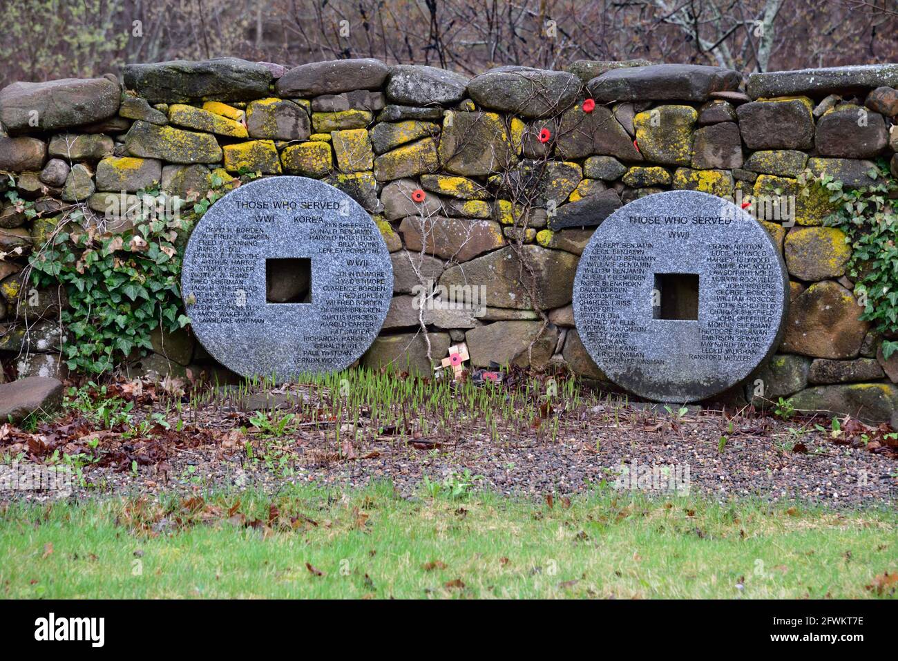 Einzigartiges Kriegsdenkmal in Sheffield Mills Nova Scotia. Namen von Personen, die im 11. Weltkrieg und in Korea gedient haben, sind auf Mühlsteine aus der Gegend eingraviert. Stockfoto
