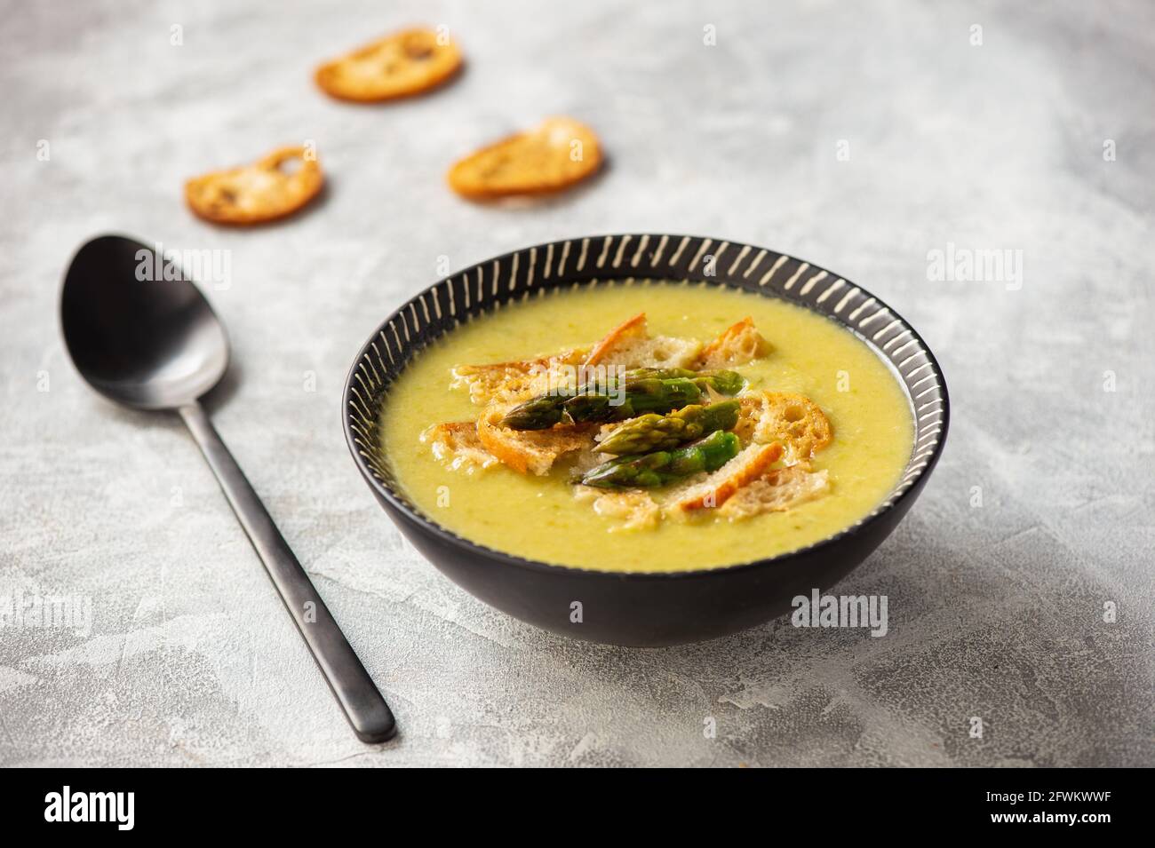 Hausgemachte Spargelcremesuppe mit Croutons. Stockfoto