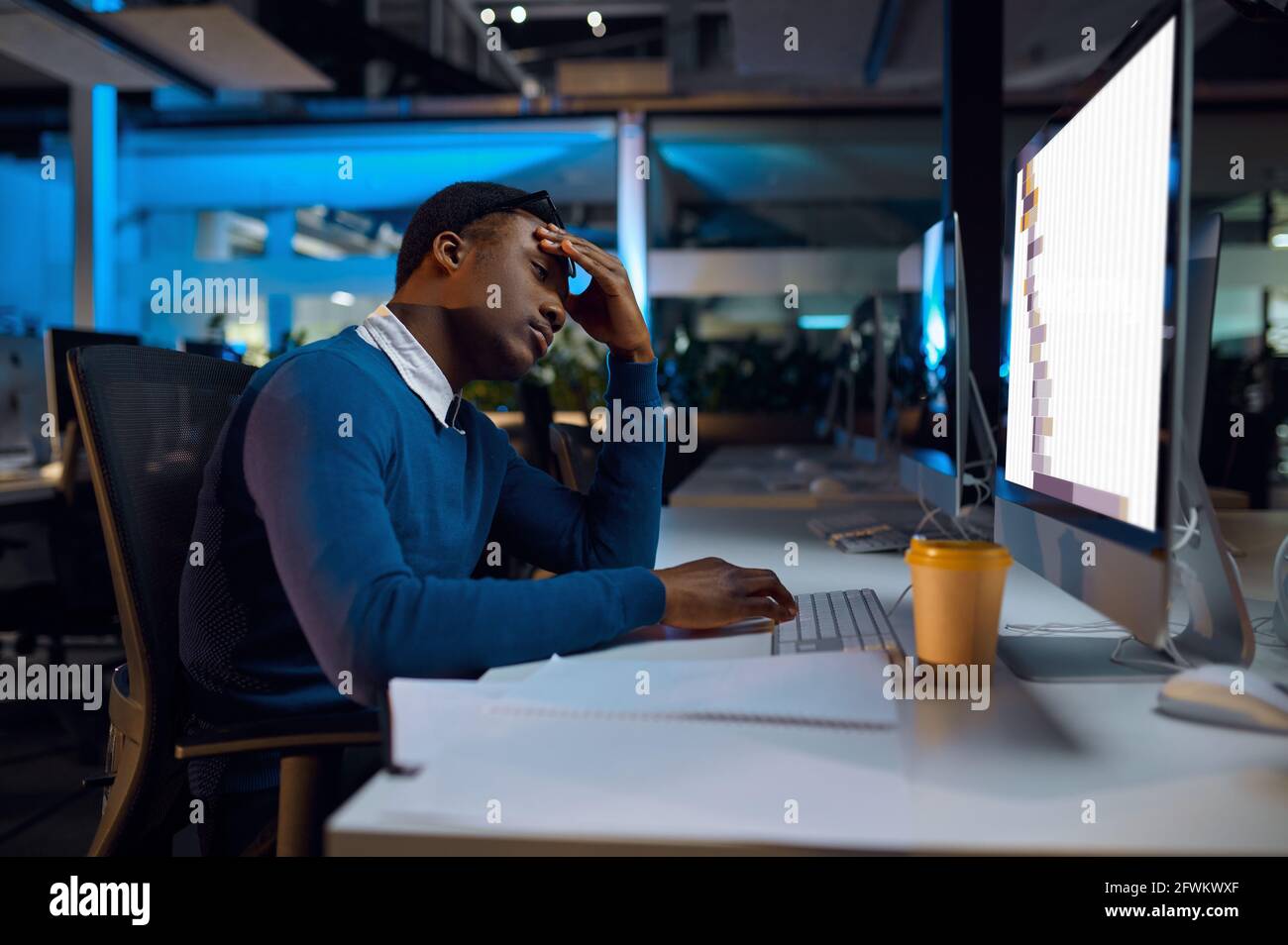 Manager schläft am Tisch, Nachtbüro Lifestyle Stockfoto