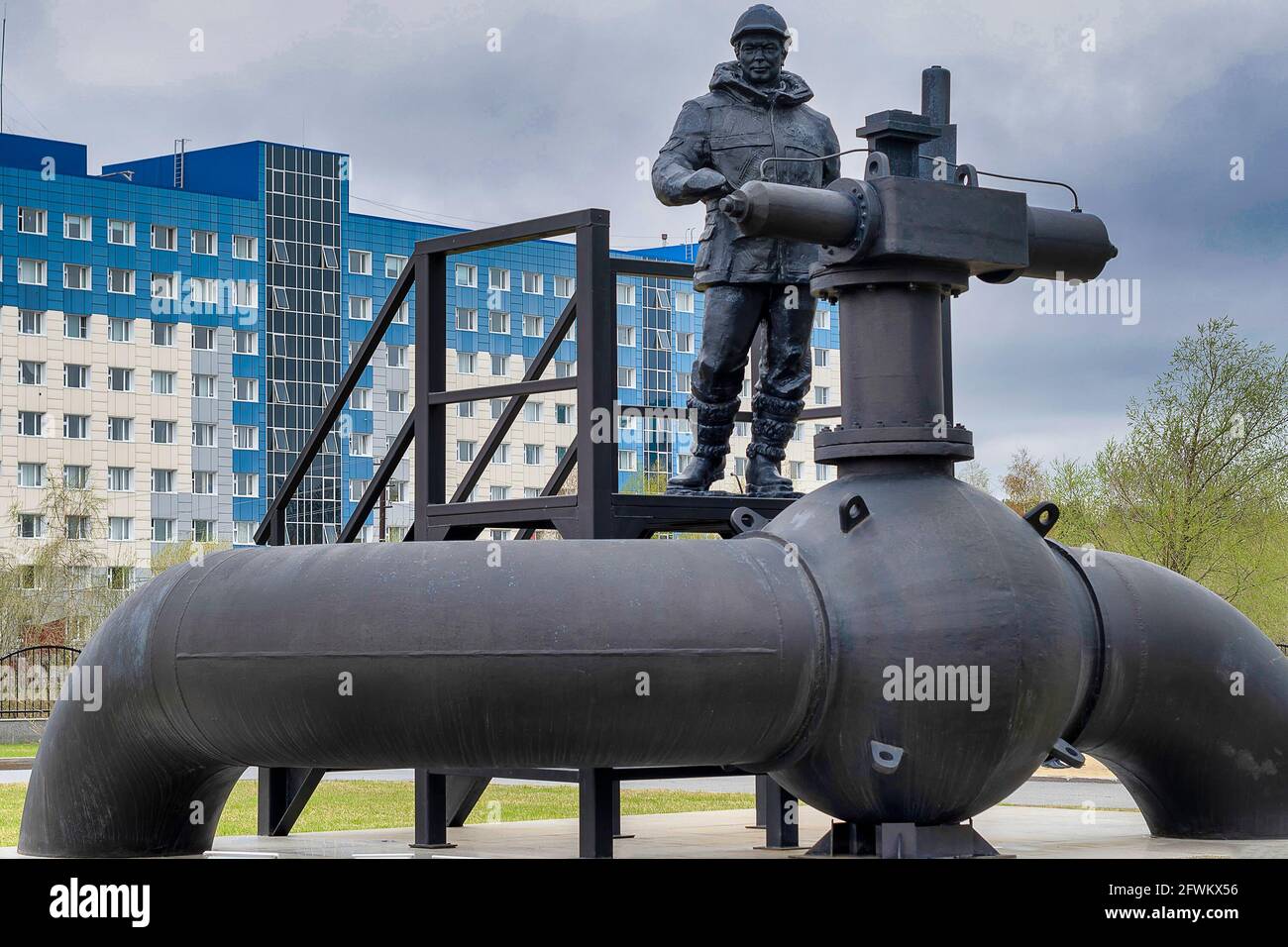 Denkmal für den Oilman. Tag, horisontale Aufnahme Vorderansicht. Surgut, Russland - 17, Mai 2021. Stockfoto