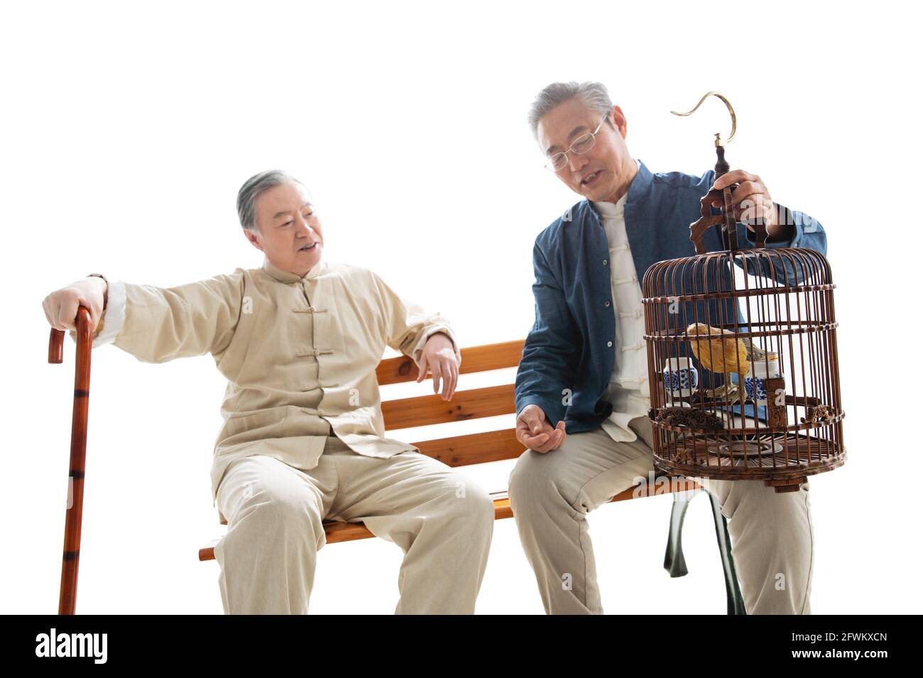 Alte Leute unterhalten sich mit dem Käfig Stockfoto