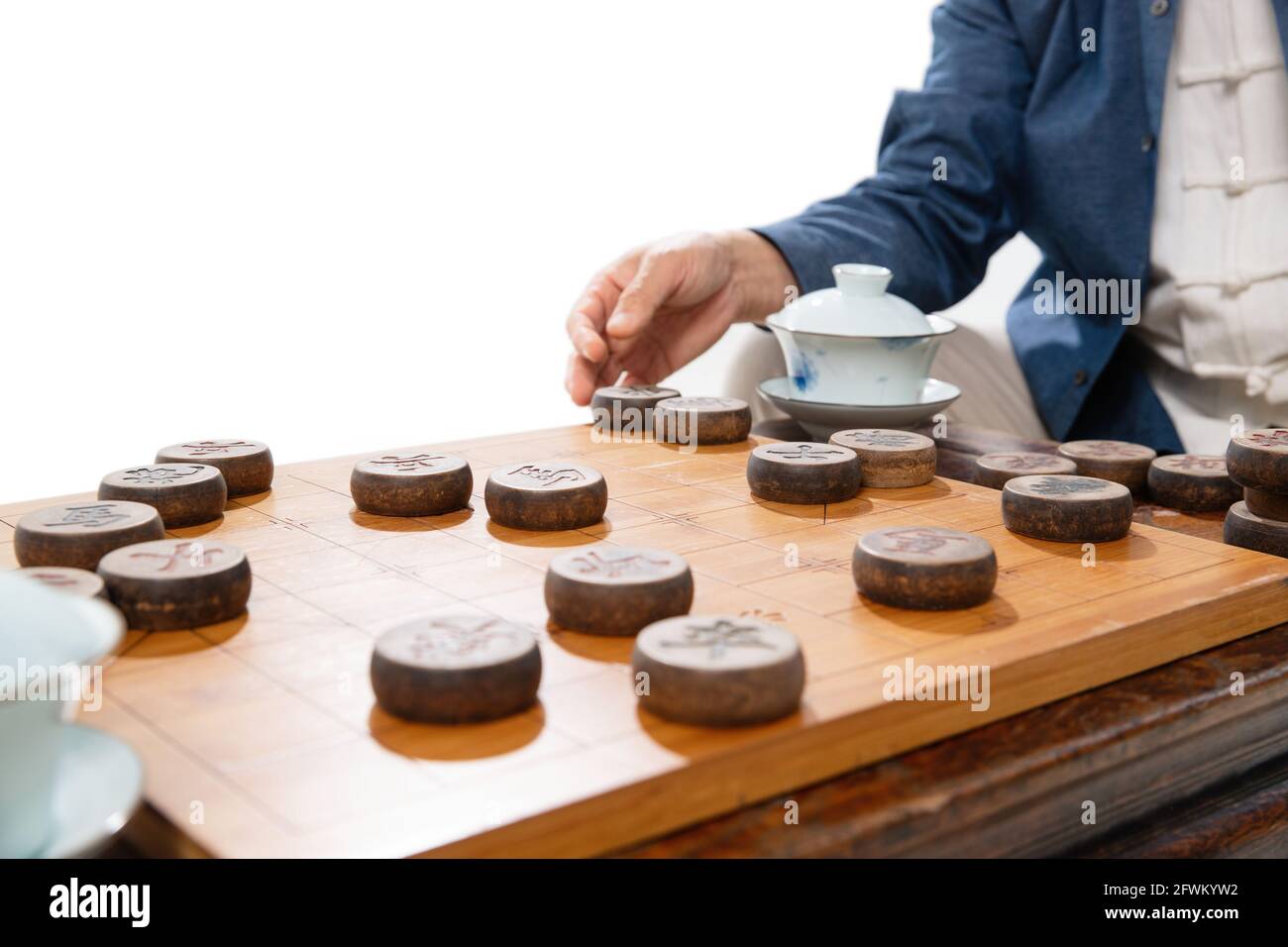 Alter Mann spielt Schach Stockfoto