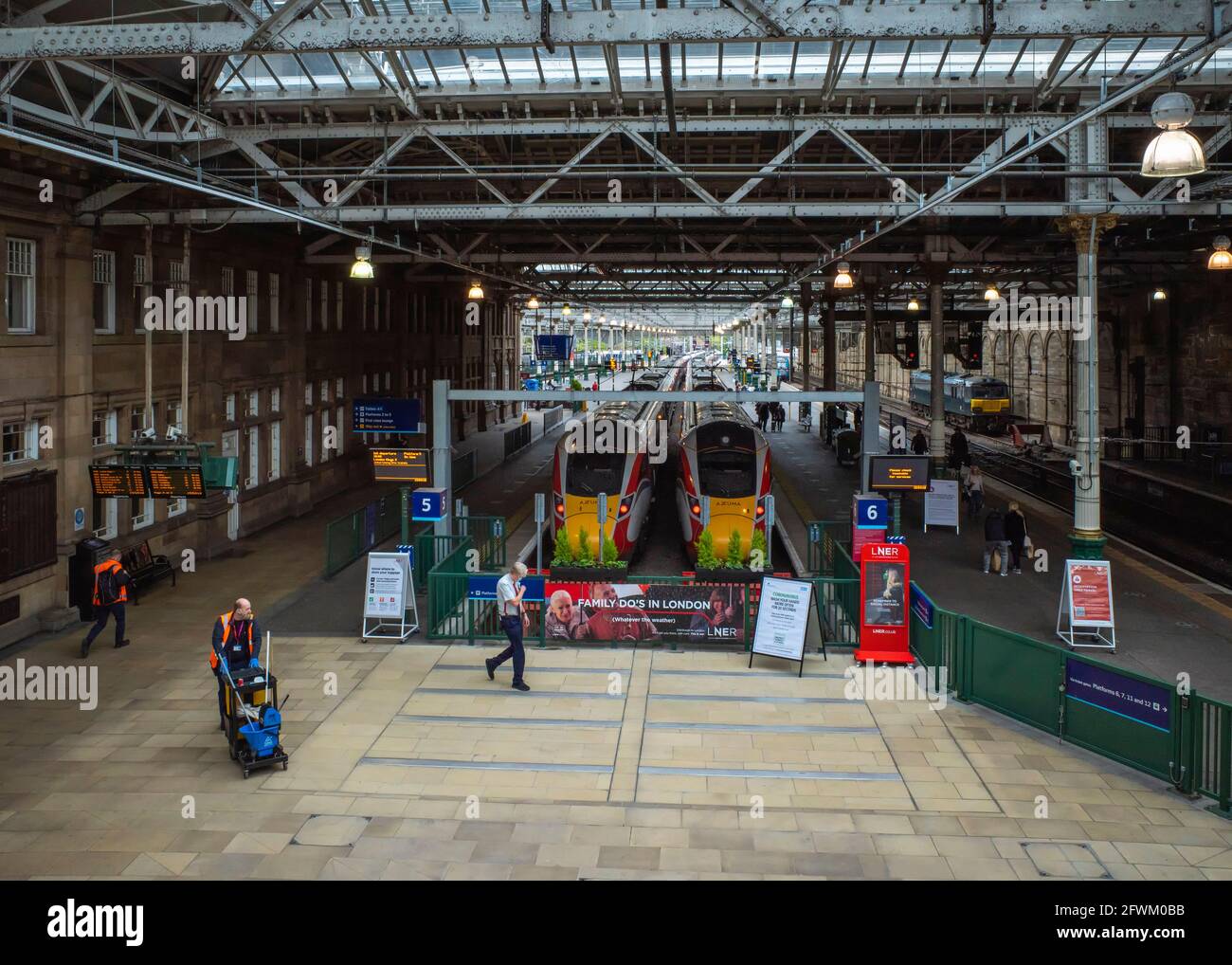 Weitwinkelaufnahme des Waverley-Bahnhofs, der Züge nach London, Edinburgh, Schottland, Großbritannien zeigt. Stockfoto