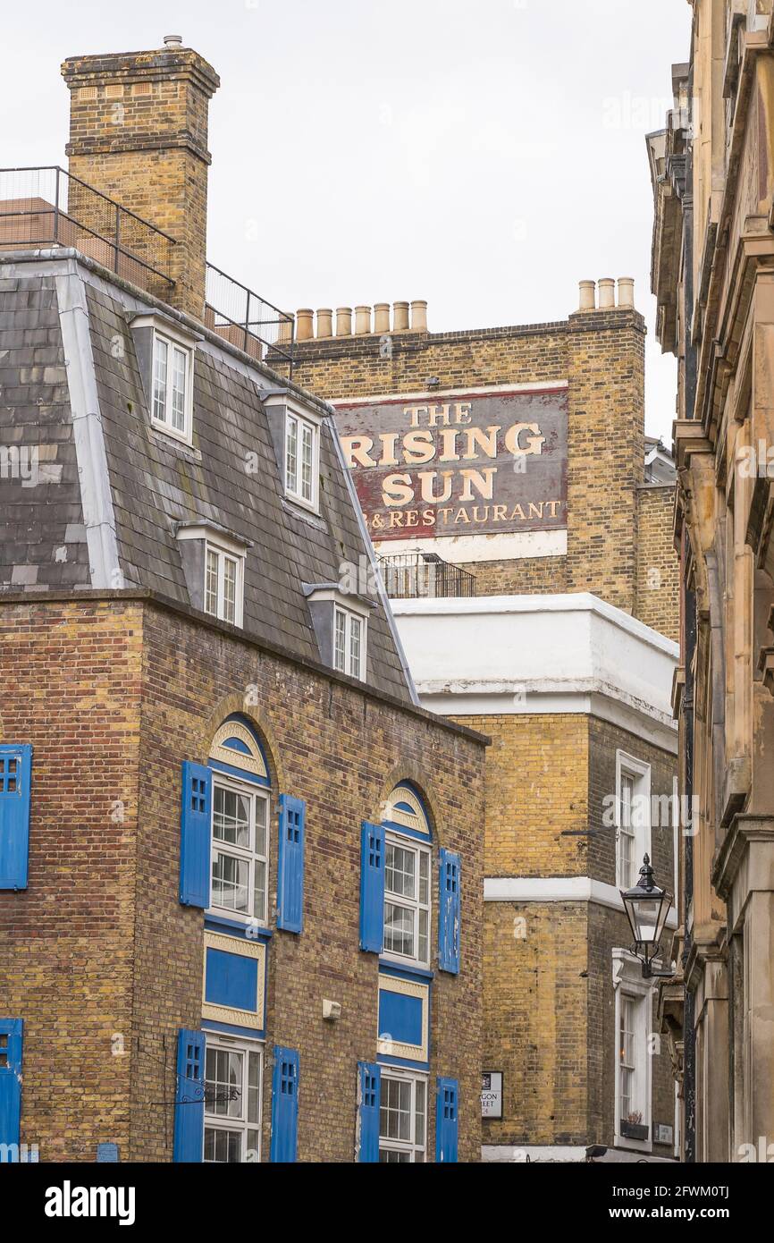 Die kleine Straße und die Geschäfte der Carter Lane, die das alte Zeichen der Rising Sun Bar und Restaurant zeigen. London Stockfoto