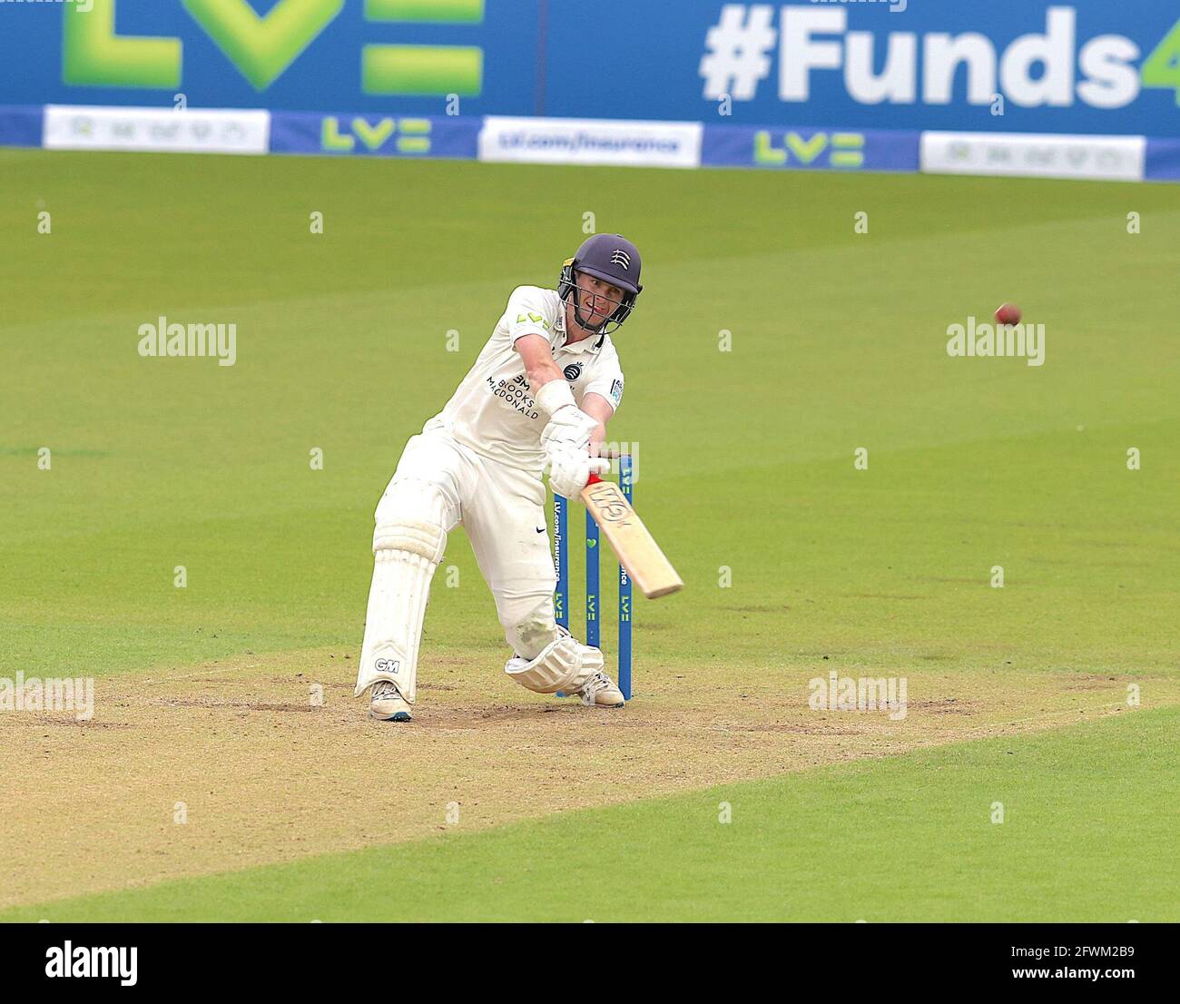 London, Großbritannien. 23. Mai 2021. London, Großbritannien. Nick Gubbins von Middlesex geht zwar groß, ist aber übertrumpft, als Surrey in der County Championship beim Kia Oval am vierten Tag gegen Middlesex antreten wird. David Rowe/Alamy Live News Stockfoto