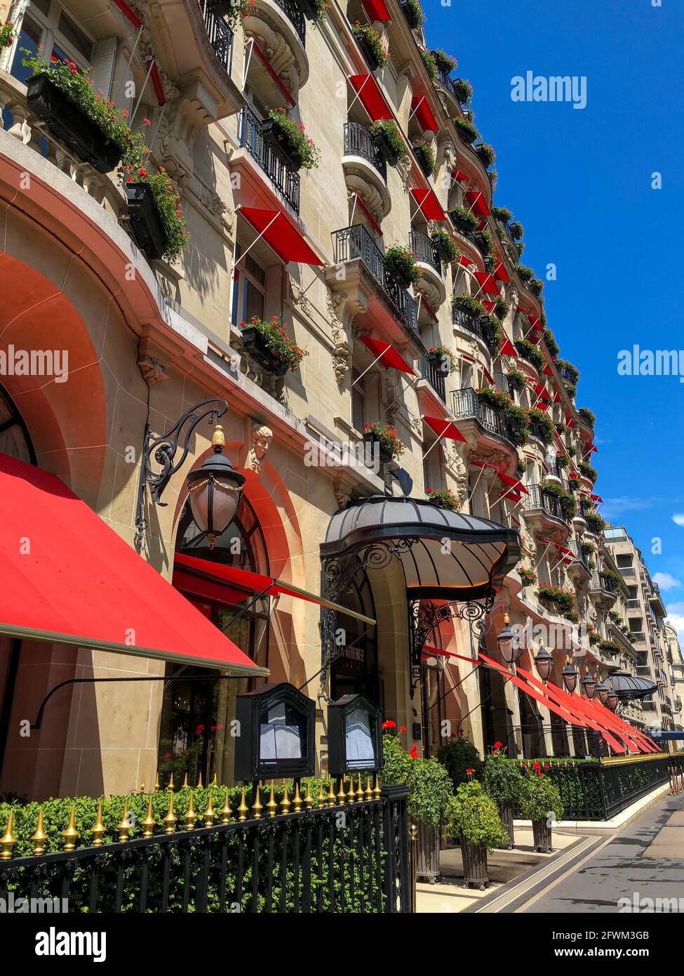 Paris, Frankreich, Exterieur des Luxushotels, Vorderseite, « Le Plaza Athenée', (Ave. Montaigne) das historische Paris Stockfoto
