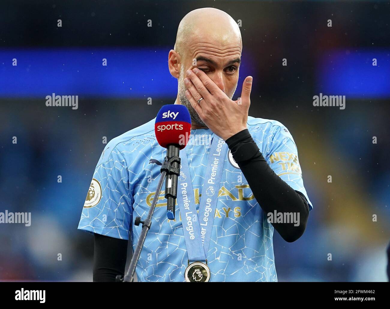 Manchester City Manager Pep Guardiola spricht mit Sky Sports, nachdem er die Premier League Trophy nach dem letzten Pfiff im Premier League-Spiel im Etihad Stadium, Manchester, gewonnen hat. Bilddatum: Sonntag, 23. Mai 2021. Stockfoto