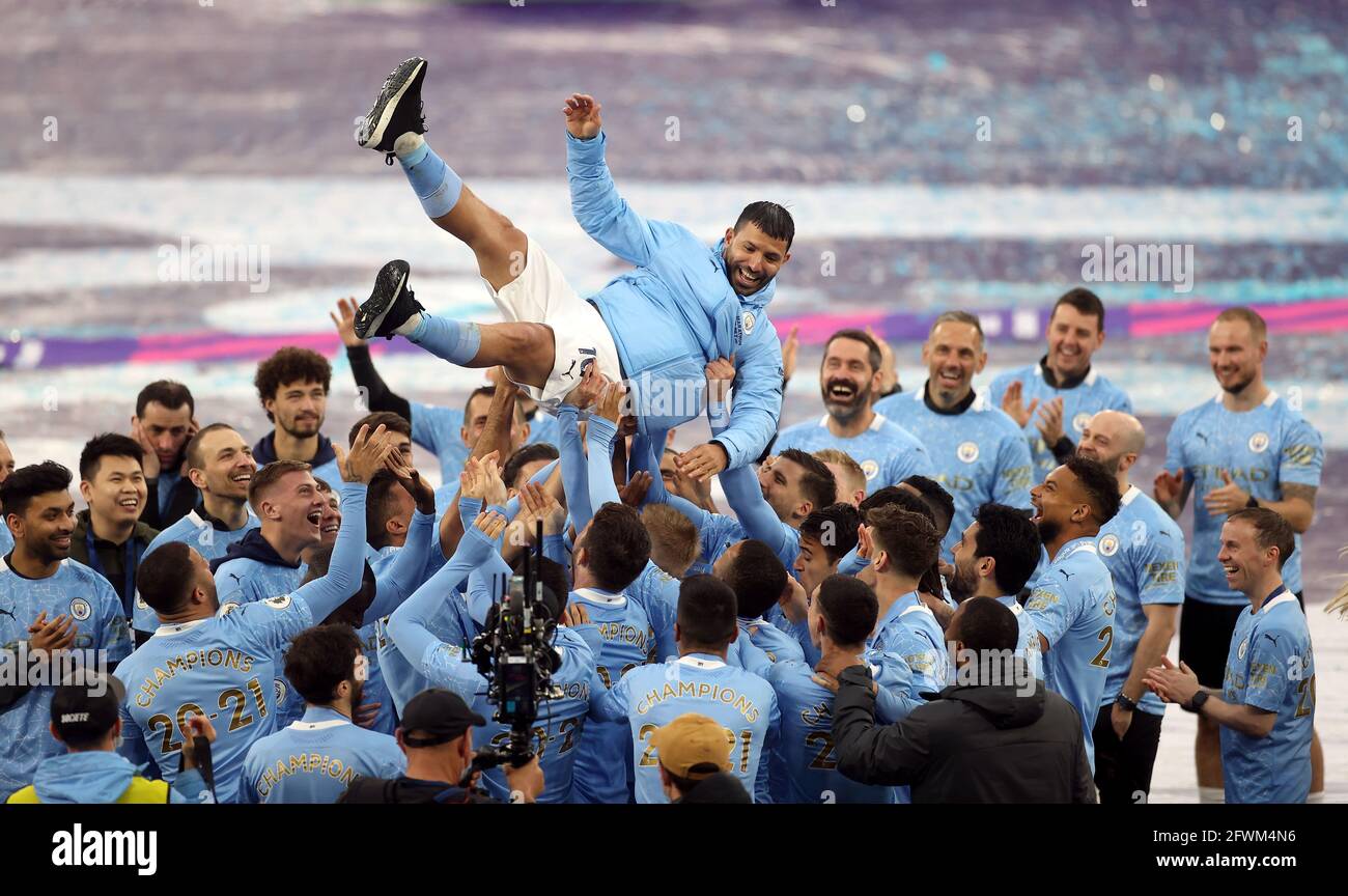 Sergio Aguero von Manchester City wird von seinen Teamkollegen nach seinem letzten Spiel für den Club im Premier League-Spiel im Etihad Stadium in Manchester in die Luft geschleudert. Bilddatum: Sonntag, 23. Mai 2021. Stockfoto