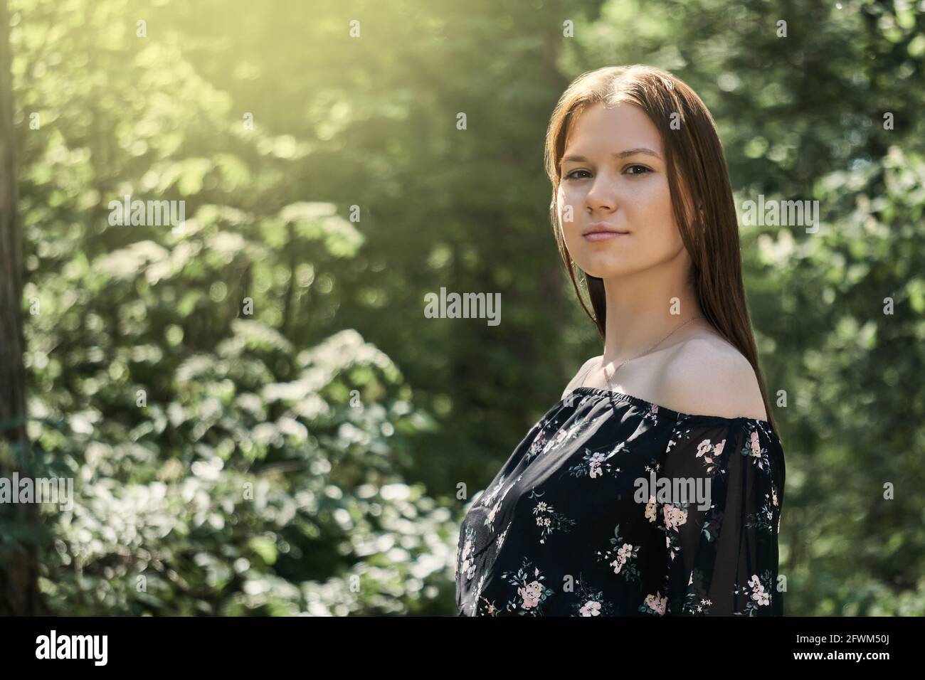 Nur eine junge Frau im Kleid geht im Sommer durch den Wald, Portrait Stockfoto