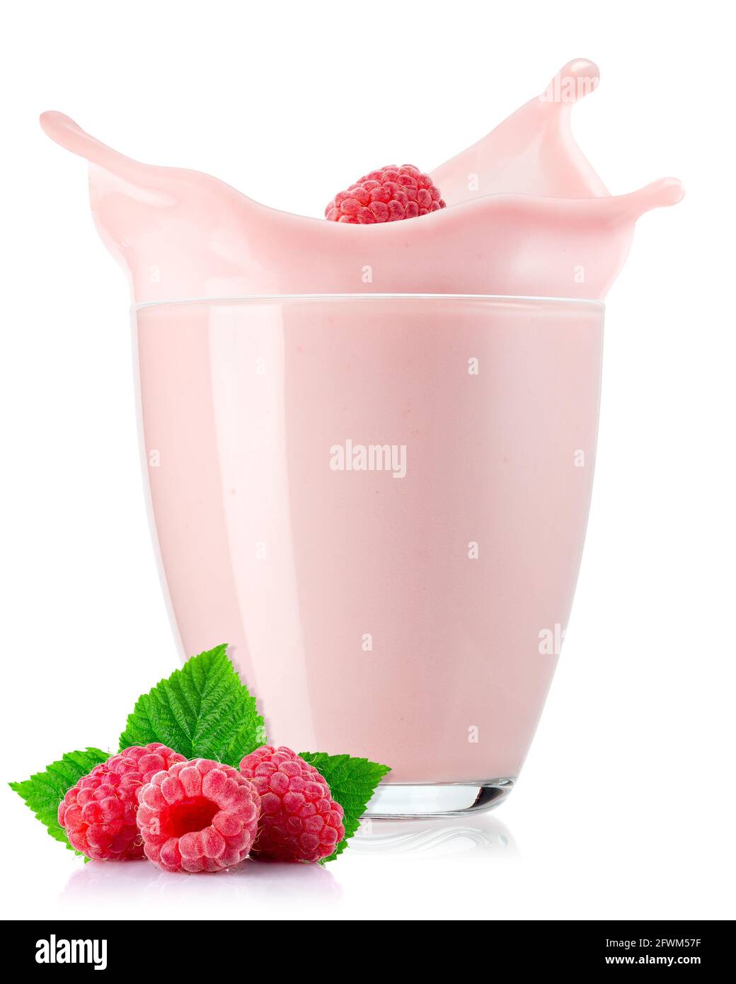 himbeere fällt in ein Glas Milchshake mit Spritzer Stockfoto