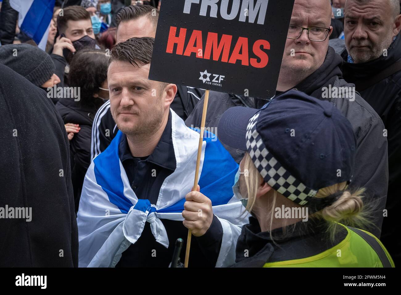 Tommy Robinson, Gründer der englischen Verteidigungsliga, dessen richtiger Name Stephen Yaxley-Lennon ist, wurde während der Solidarity with Israel-Demonstration in der Nähe der Botschaft von Israel in der Kensington High Street in der Menge gesehen, bei der Hunderte pro-israelische Unterstützer während des aktuellen israelisch-palästinensischen Konflikts in einer Solidaritätsdemonstration aufkamen. London, Großbritannien. Stockfoto