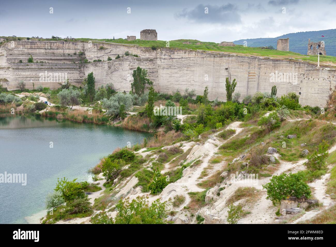 Inkerman Quarry Sommerlandschaft. Es ist eine der erstaunlichen Sehenswürdigkeiten des Dorfes Inkerman und Sewastopol, Krim Stockfoto