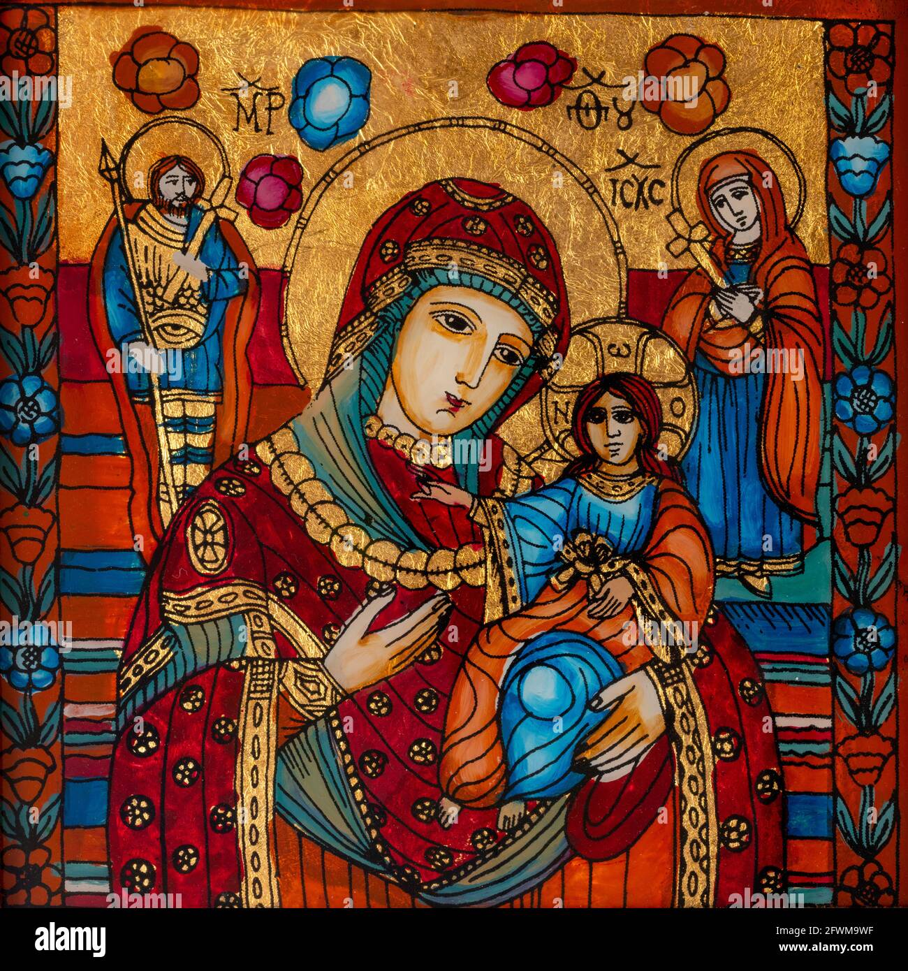 Ikone auf Rückglas im naiven orthodoxen Stil Osteuropas mit der Darstellung der Jungfrau Maria und des Jesuskindes gemalt. Stockfoto