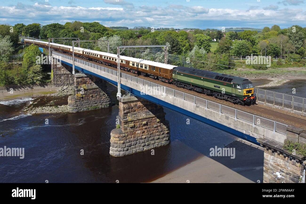 47805 fährt am 22.5.21 über den Fluss Lune auf der Carlisle Bridge mit der Tour von Appleby nach Crewe Statesman. Stockfoto