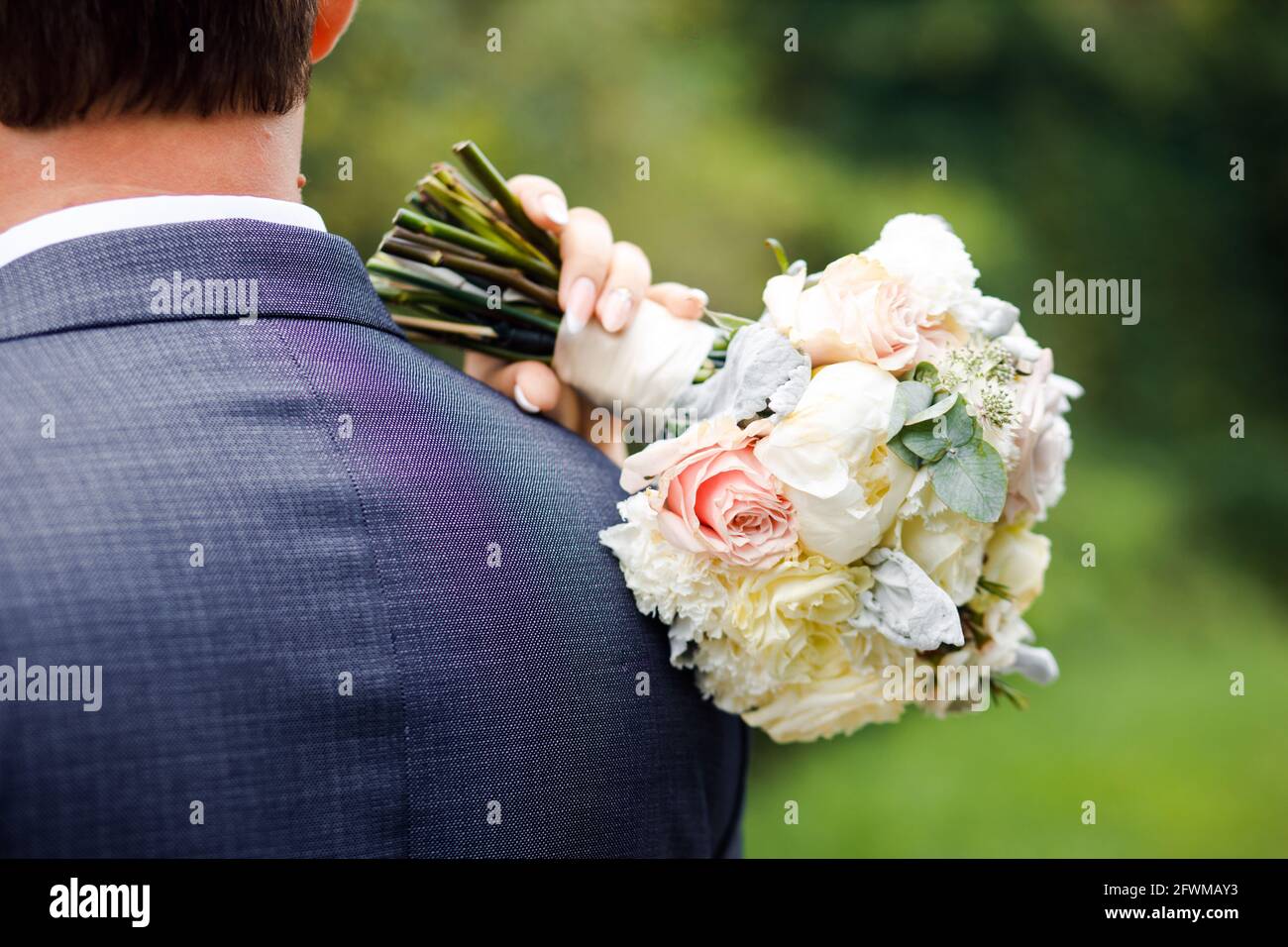 Hochzeitsstrauß mit weißen Rosen und Tau. Stockfoto