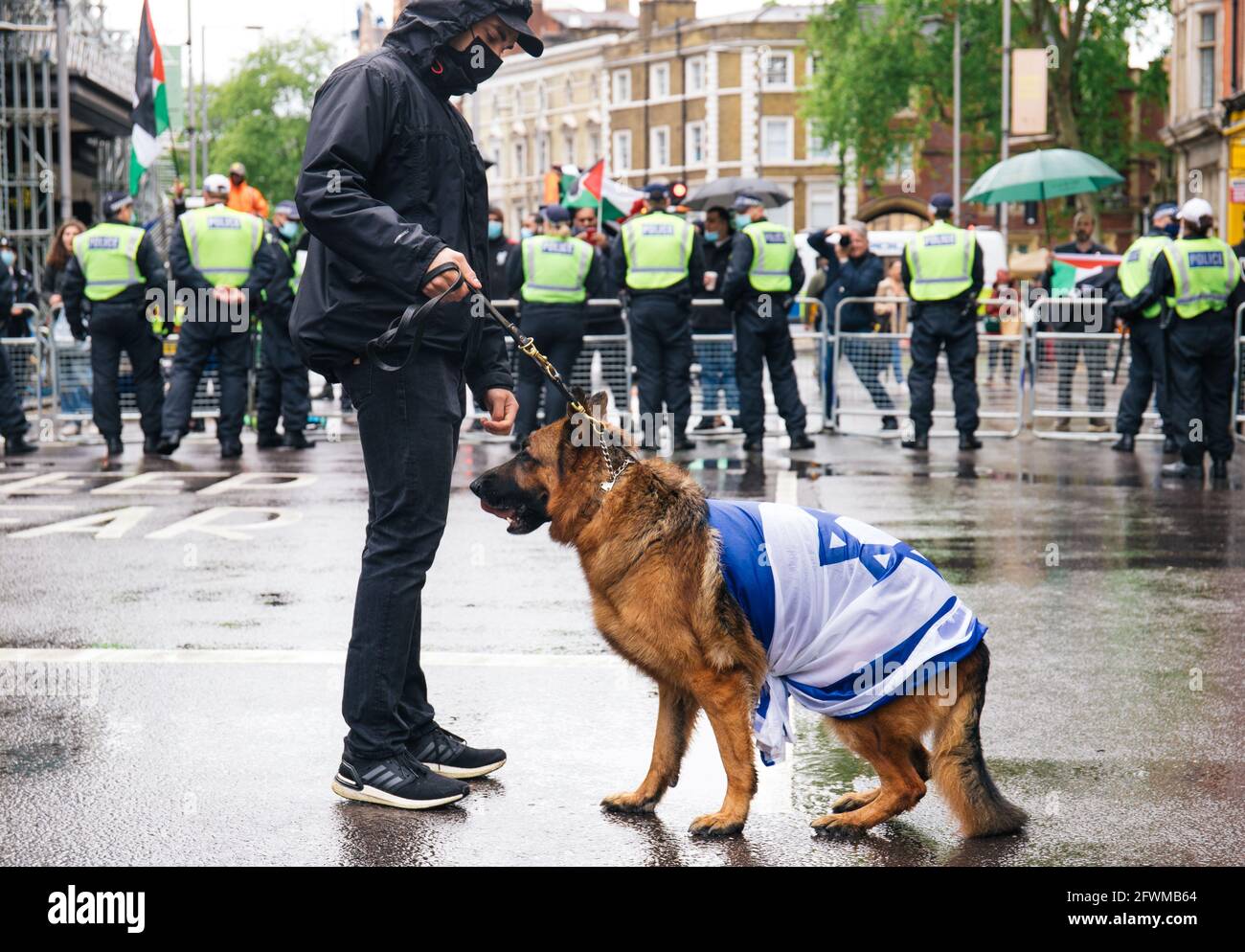 London, Großbritannien 23. Mai 2021 Tausende versammeln sich in London zur Unterstützung Israels. Demonstranten, flankiert von Polizeistreitkräften, versammelten sich vor der israelischen Botschaft, wo Tommy Robinson ihnen beitrat. Eine kleine Gruppe von pro-palästinensischen Gegen-Protestierenden wurde von ihnen durch die Polizei getrennt. Stockfoto