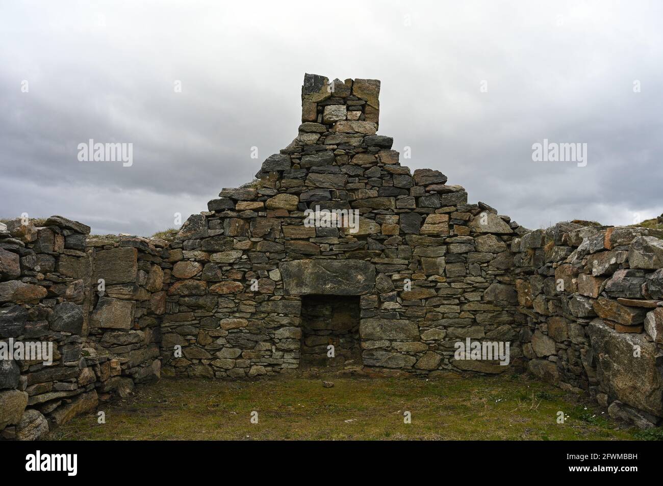 Ruiniertes Steinhaus ohne Dach, Isle of Lewis, Äußere Hebriden, Schottland. Zeigt Gras, das den Innenraum bedeckt. Stockfoto